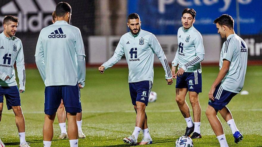 Koke, en el centro, ayer en el entrenamiento de la selección.