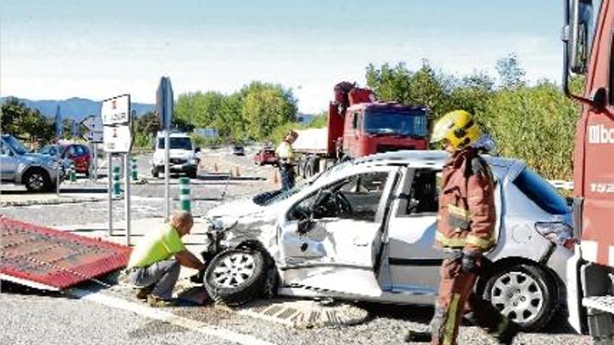 Un xoc frontal entre un microbús i un cotxe a la N-II a Biure deixa nou ferits