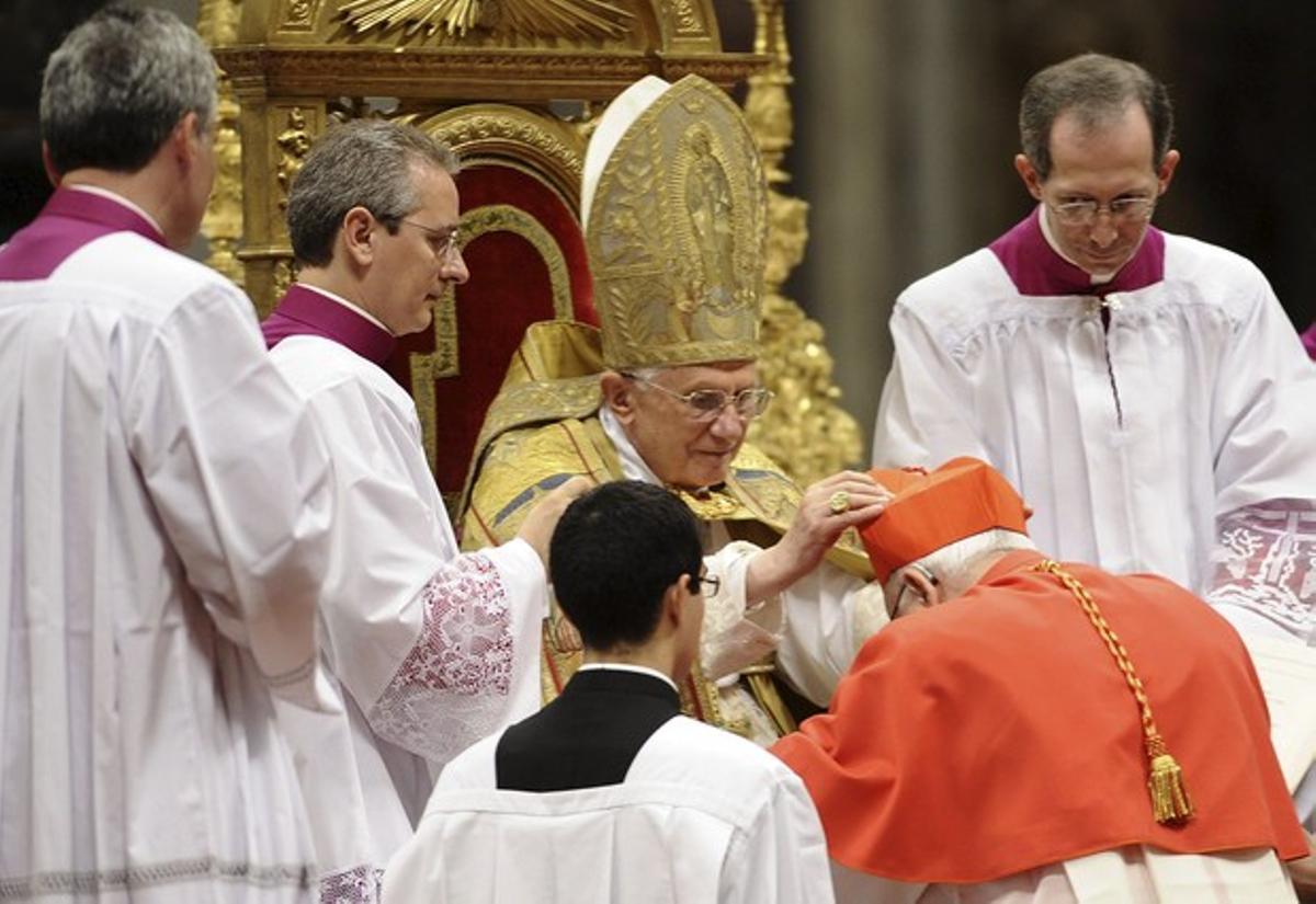 Benet XVI nomena cardenal a l’arquebisbe castrense José Manuel Estepa, avui al Vaticà. Benet XVI nomena cardenal a l’arquebisbe castrense José Manuel Estepa, avui al Vaticà.