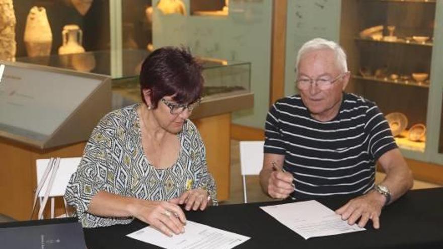 Montse Mindan i Francisco Falcó, durant la signatura.