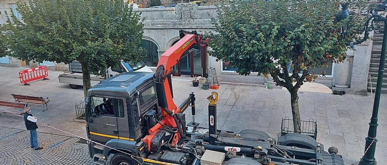 Obras frente a la nueva oficina de turismo de Tui, ubicada en el Paseo da Corredoira. |   // D.P.