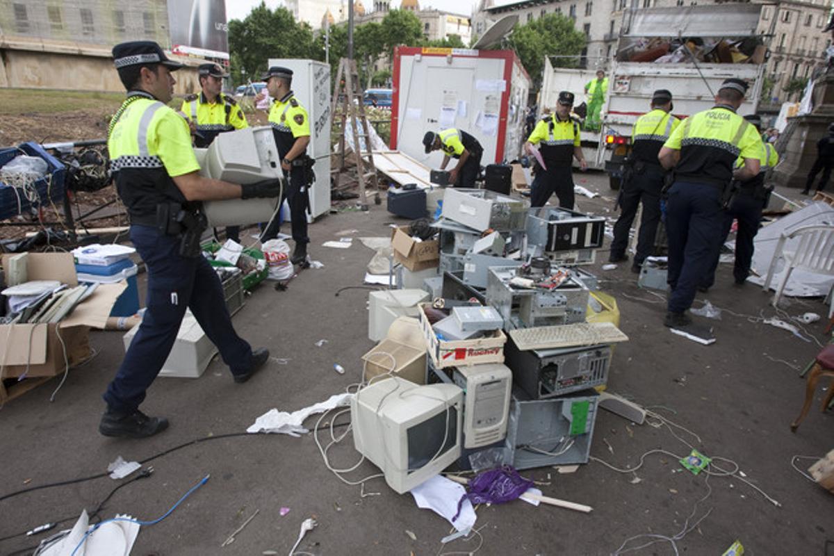 El desallotjament de la plaça de Catalunya, vist per Danny Caminal.