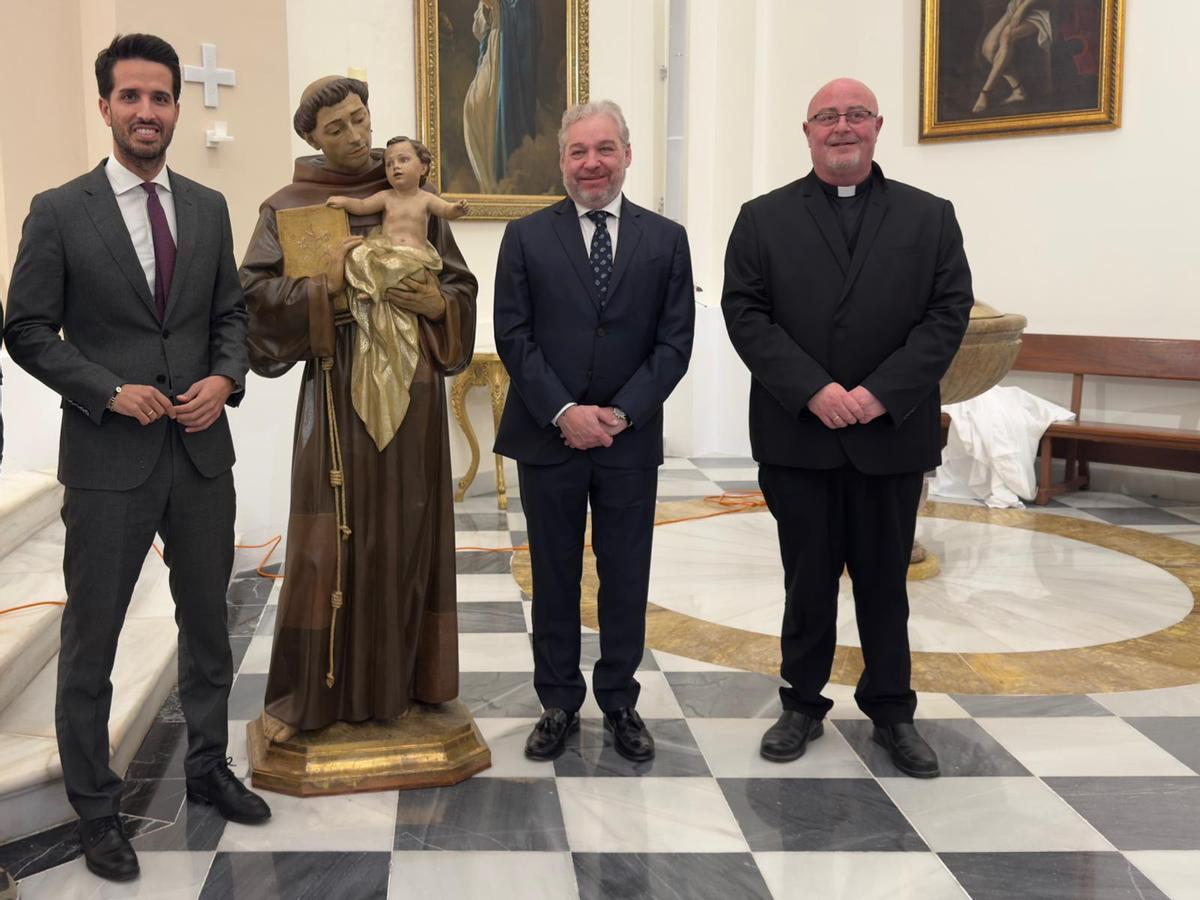 El director general de Patrimonio Cultural, Patricio Sánchez, junto al alcalde de Mazarrón, Ginés Campillo, en la presentación de la imagen de San Antonio restaurada