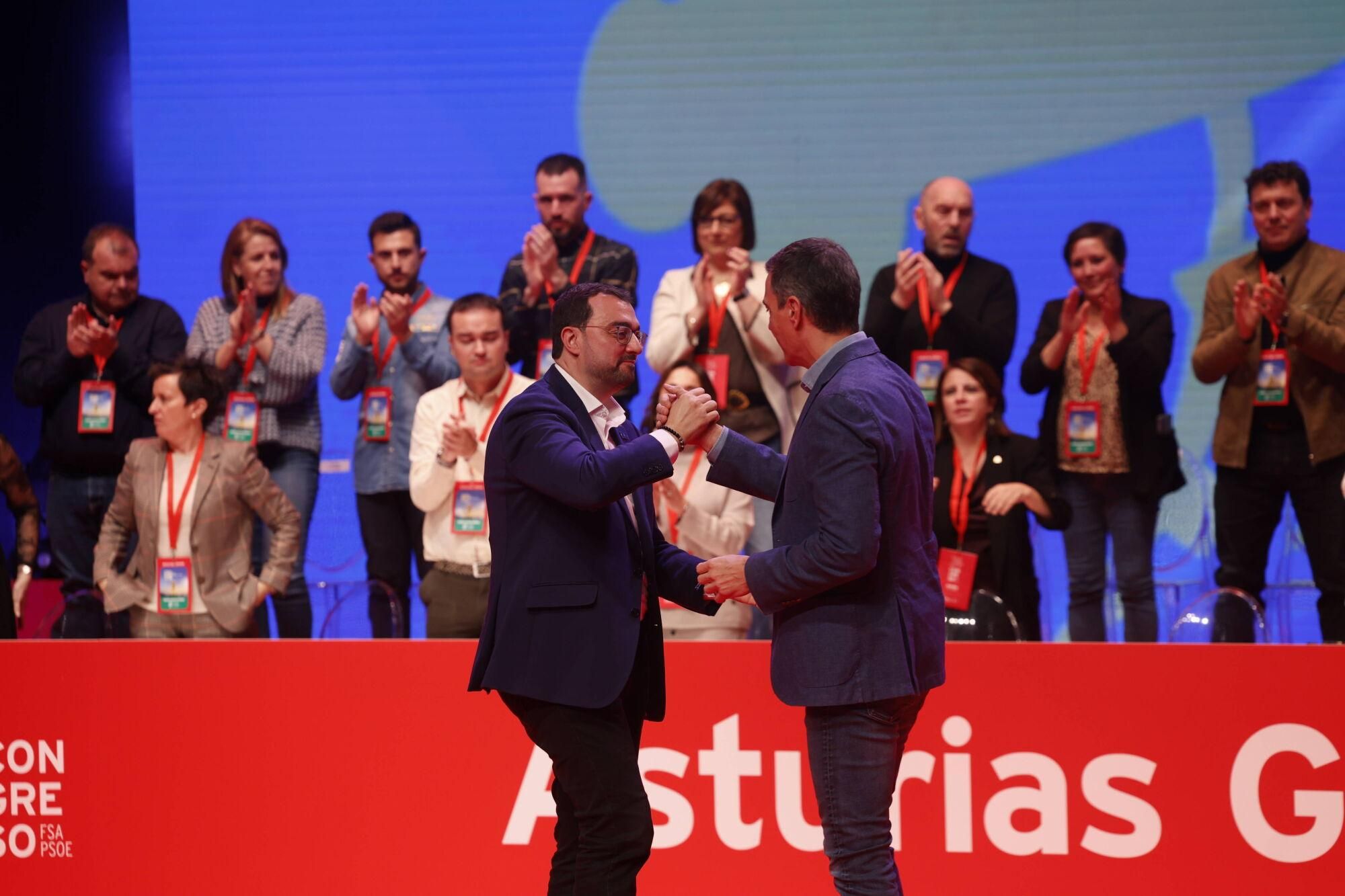 EN IMÁGENES: Pedro Sánchez y Adrián Barbón abren el congreso del PSOE asturiano
