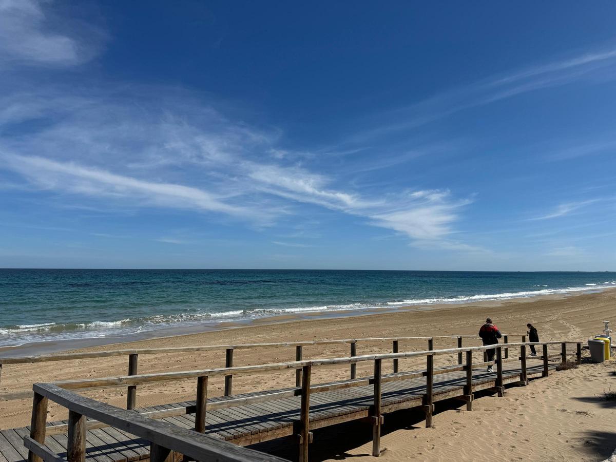 Las papeleras (a la derecha de la imagen) también se están colocando estos días