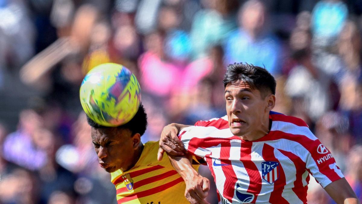 Balde y Nahuel Molina pugnan por el balón durante el Barça-Atlético del Camp Nou.