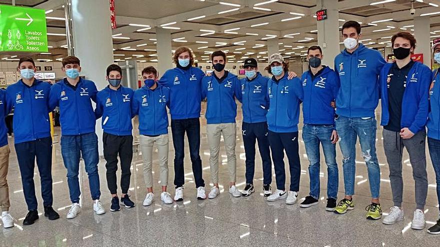 El equipo masculino del CN Palma posa ayer en el aeropuerto de Son Sant Joan.