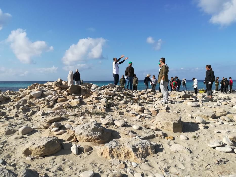 Retirada de "esculturas" de piedras