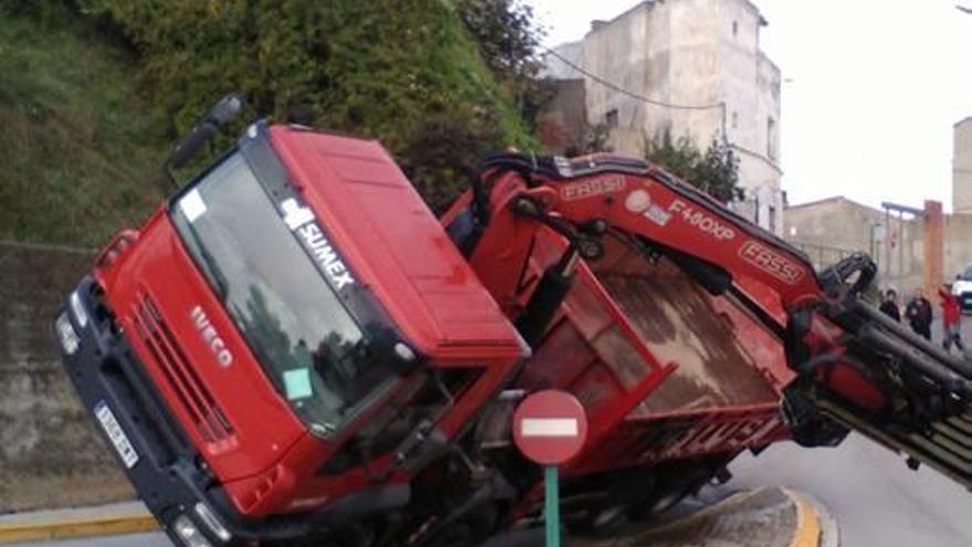 Bolca un camió que retirava un arbre a Montbui