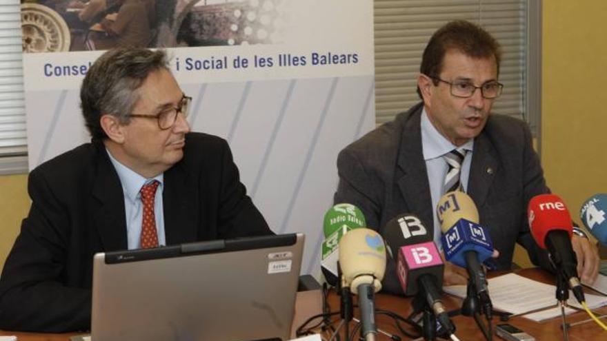 Ferrán Navinés y Llorenç Huguet, ayer en la presentación de la memoria del CES.