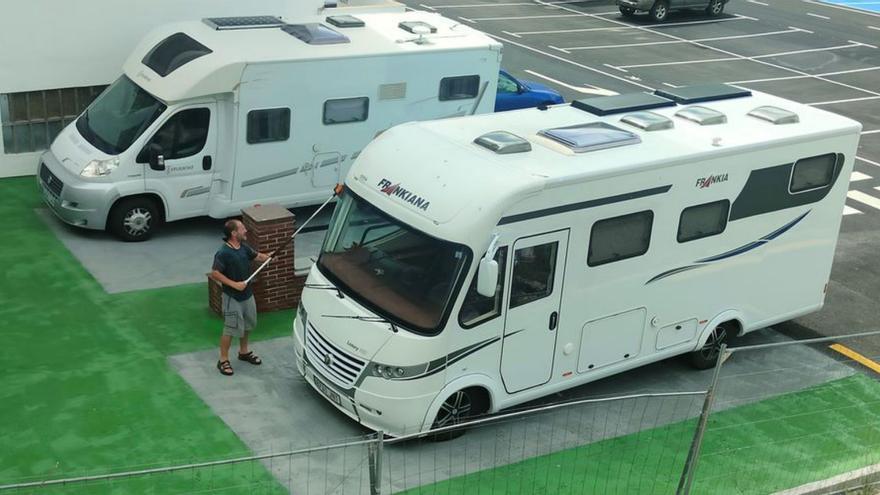 Las autocaravanas estrenan el nuevo aparcamiento de Sotiello (Aller)