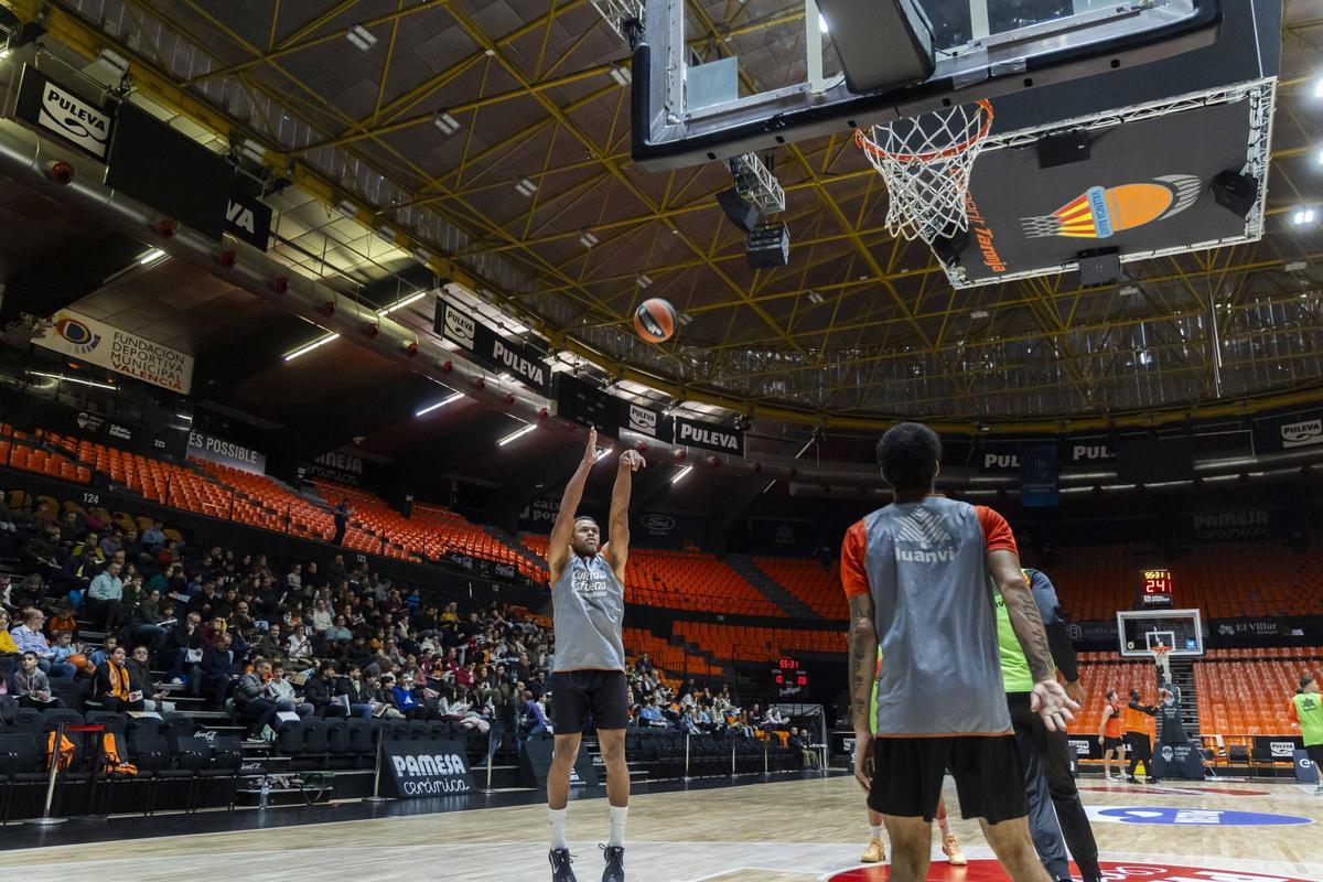 Justin Anderson tira a canasta en el entrenamiento a puertas abiertas del Valencia Basket.