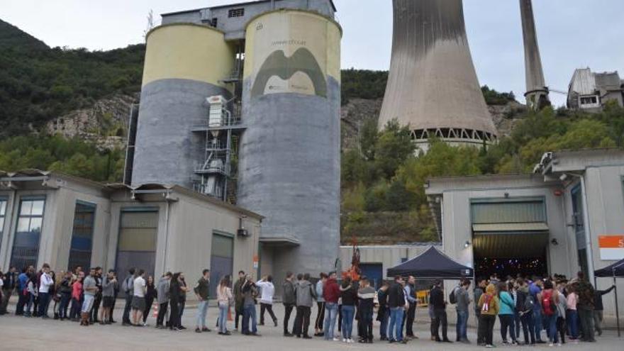 Clients fent cua per entrar a Horrorland al centre d&#039;empreses de Cercs, l&#039;11 d&#039;octubre