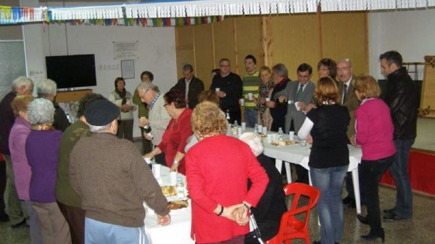 Los vecinos del grupo Fátima celebran la Navidad con el ayuntamiento