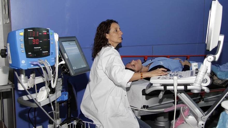 La neuróloga realizando una ecografía de carótida, ayer en el hospital de Son Espases .