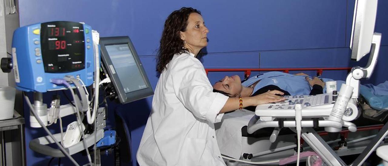 La neuróloga realizando una ecografía de carótida, ayer en el hospital de Son Espases .