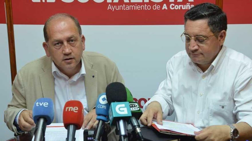 El portavoz municipal socialista, José Manuel Dapena, con Xoaquín Fernández Leiceaga.