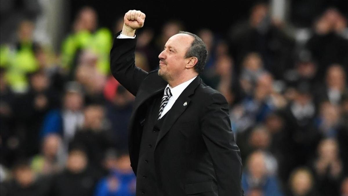 Rafa Benítez celebra el ascenso tras ganar al Preston (4-1)