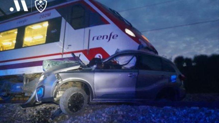 El vehículo que conducía la joven Elena, de 25 años, que fue arrollado por el tren en Málaga.