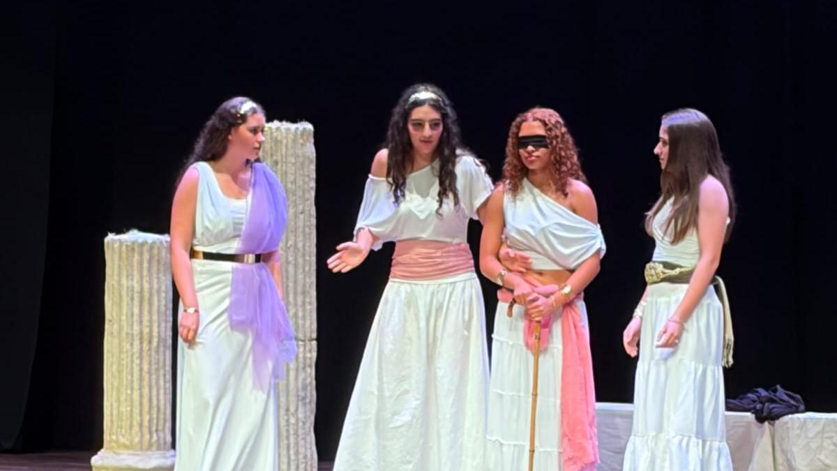 Un instante de la representación a cargo del grupo de teatro del Colegio Marista El Pilar.