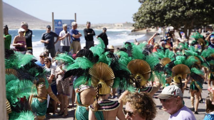 El desfile del Carnaval de Día celebrado el sábado arrancó en la Playa Chica.