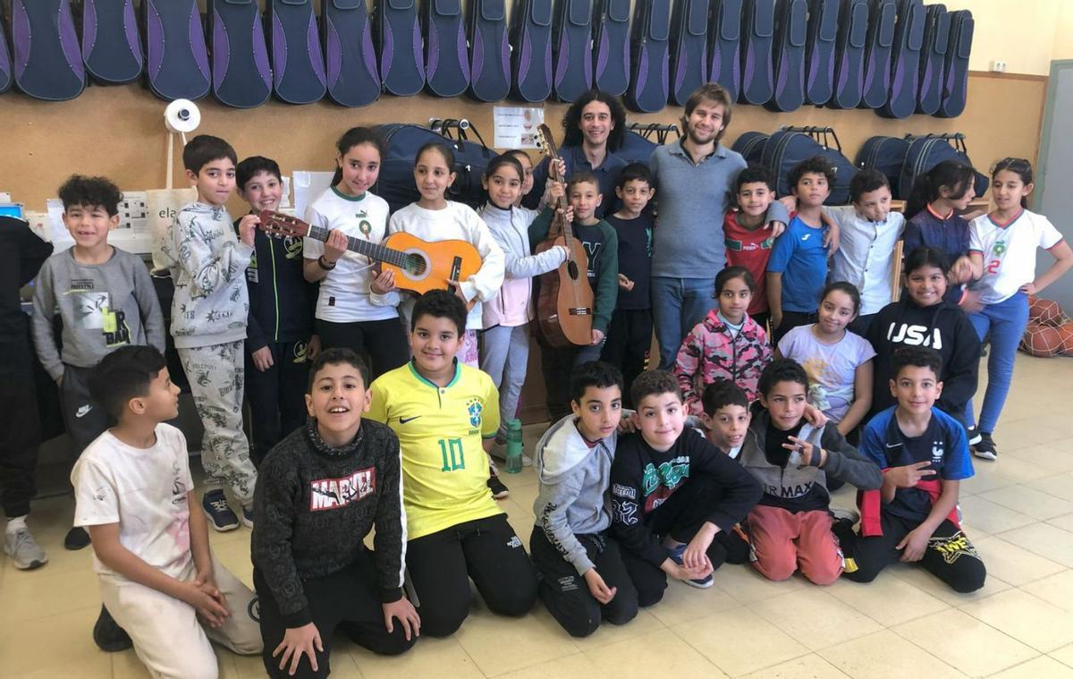 Alumnes de l’Anicet de Pagès amb Gabriel Bosch i Andreu Galofré, guitarrista i baix de la banda. | CEDIDA PER CONARTE