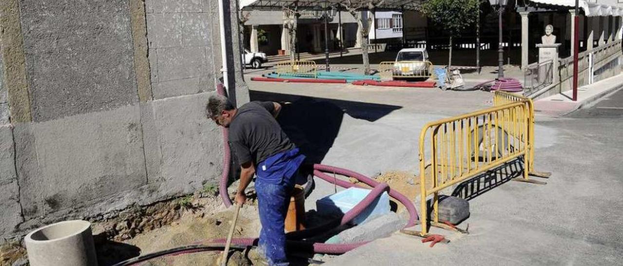 Un operario trabajando, ayer, en las actuaciones de mejoras en Vila de Cruces. // Bernabé/Javier Lalín