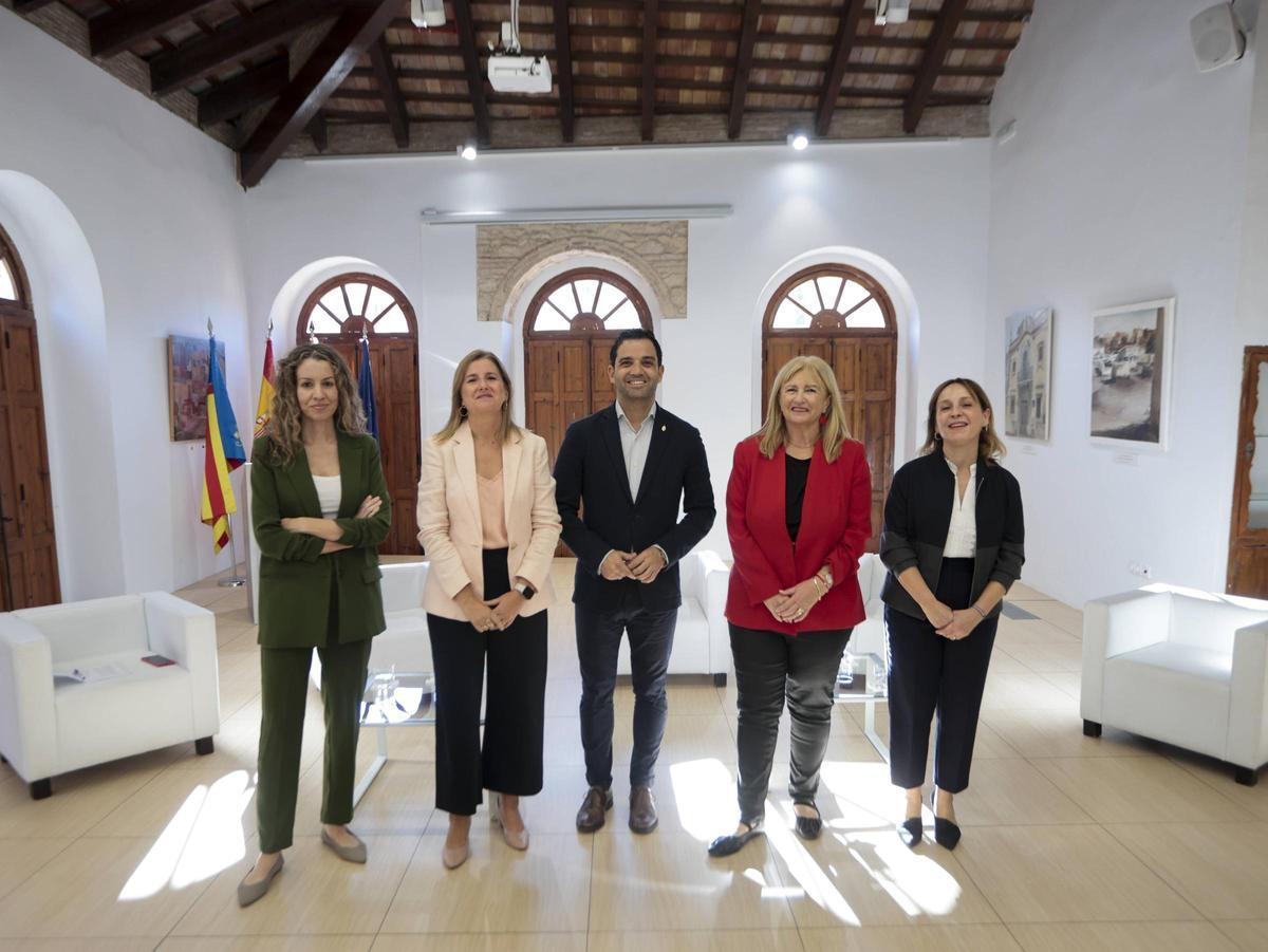 Silvia Tomás, Carolina Belda, Juan Antonio Sagredo, Cristina Moreno y Merche Navarro en elCasino de Paterna antes del inicio del coloquio.