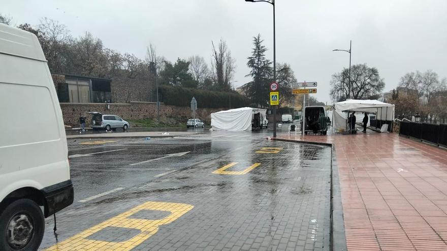 Fotogalería | La lluvia agua el mercadillo de La Hispanidad de Plasencia
