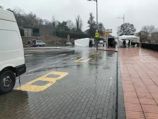 Fotogalería | La lluvia agua el mercadillo de La Hispanidad de Plasencia