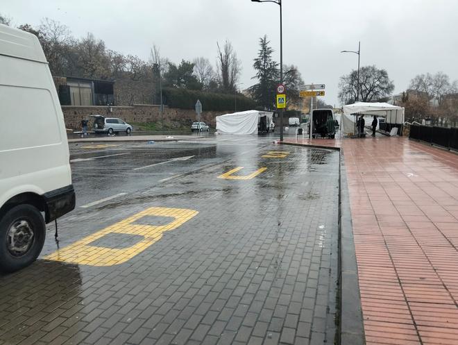 Fotogalería | La lluvia agua el mercadillo de La Hispanidad de Plasencia