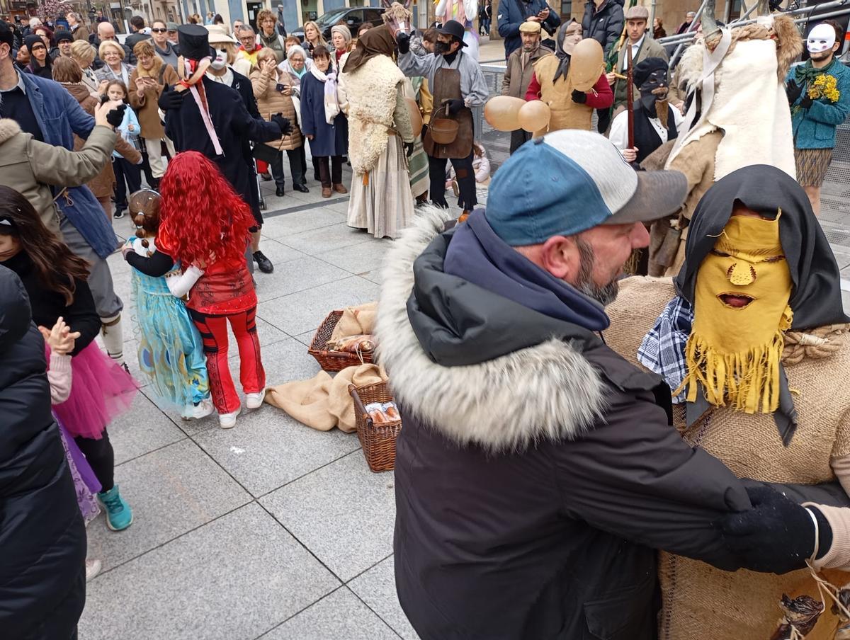 En imágenes: el Antroxu tradicional de Avilés, de pasacalles y comedia