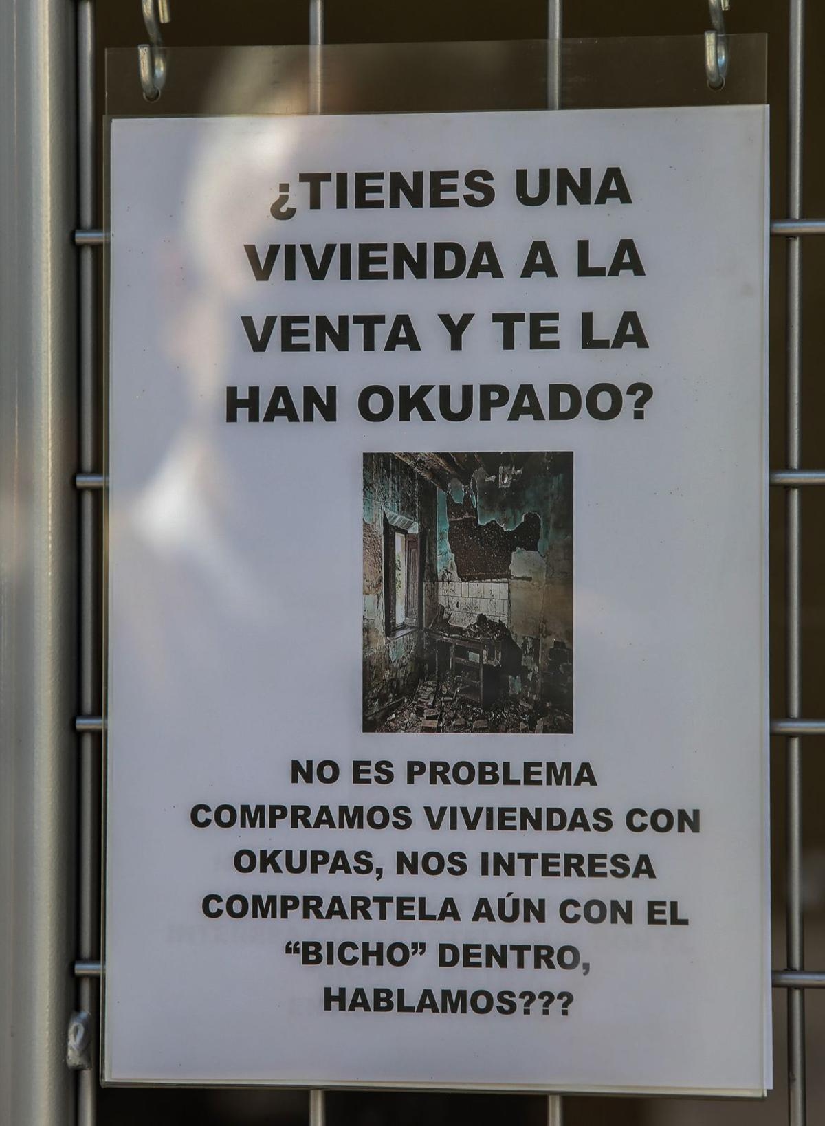 Cartel anunciando la compra de viviendas okupadas.