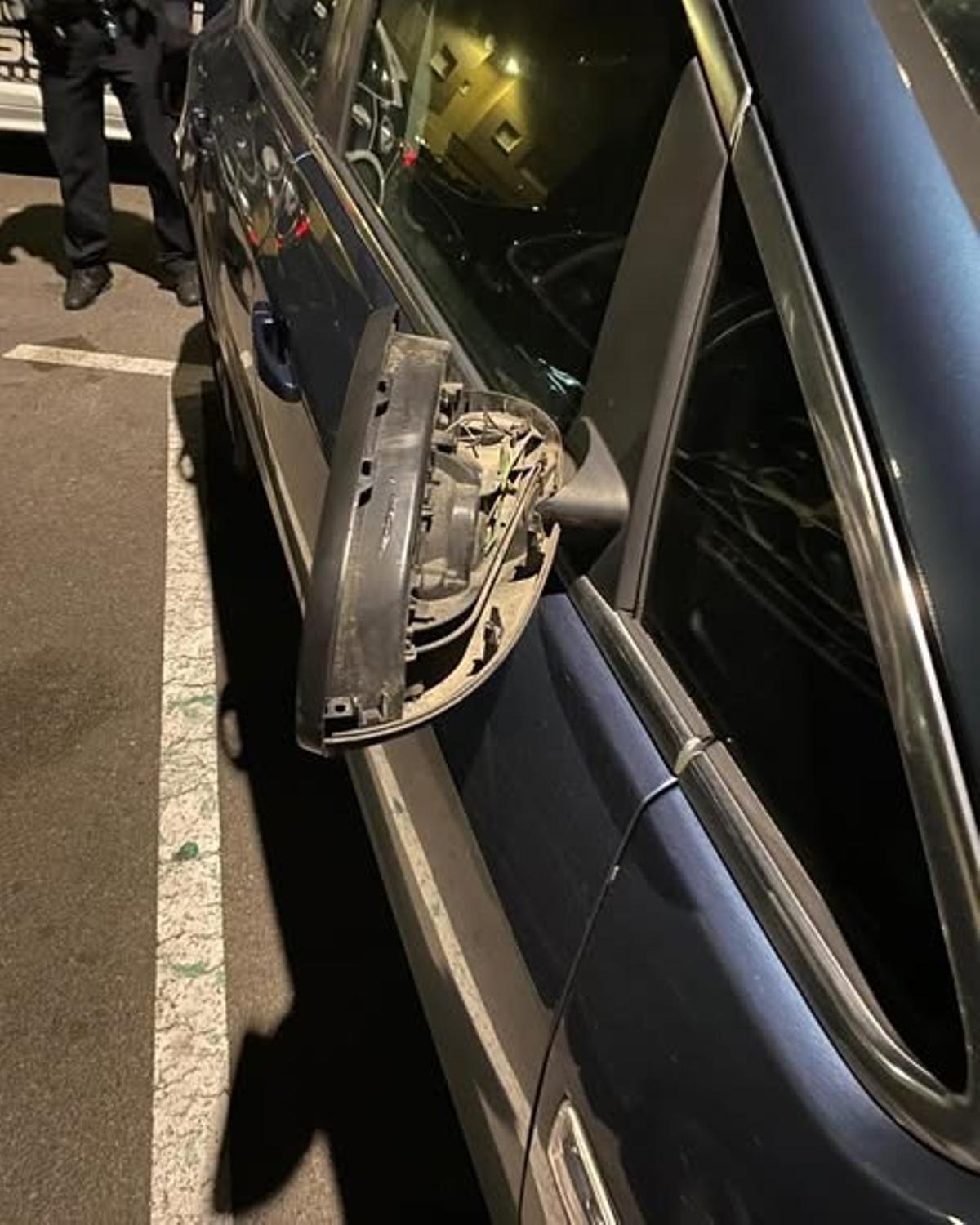 Un retrovisor roto en unas de las acciones vandálicas que investiga la Policía Local de Sueca.