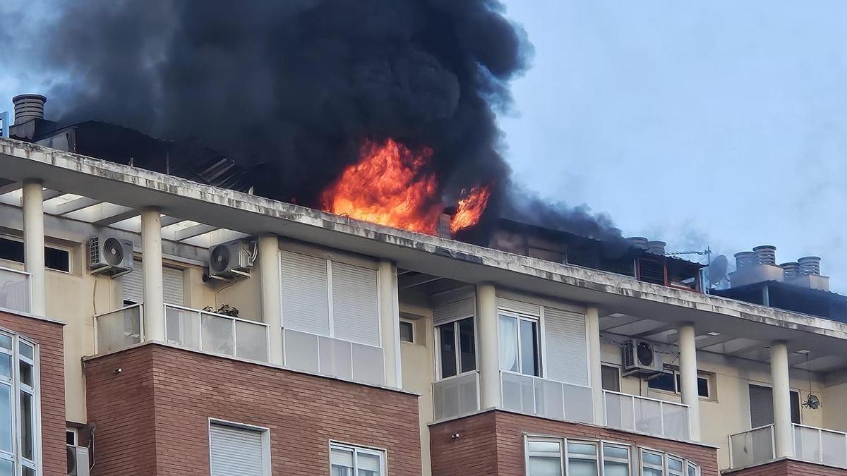 Un segundo incendio afecta a Málaga capital: el fuego se ha originado en la planta superior del Instituto Municipal de Vivienda