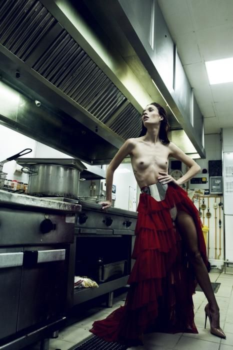 Calor y fuego.-En la cocina del Hotel, la modelo luce falda de seda roja de Aurelia Gil;  cinturón de metal de Manuel Albarrán y zapatos de Christian Louboutin.