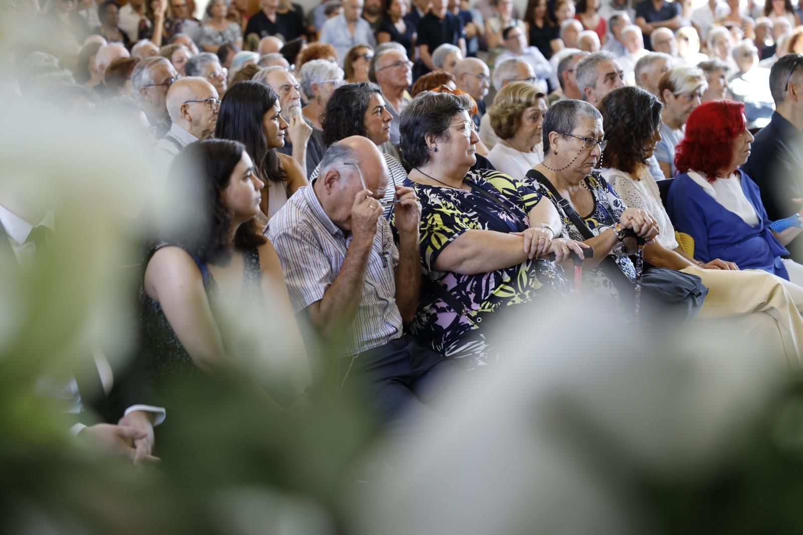 Multitudinario último adiós en el funeral de Emilio Lacambra