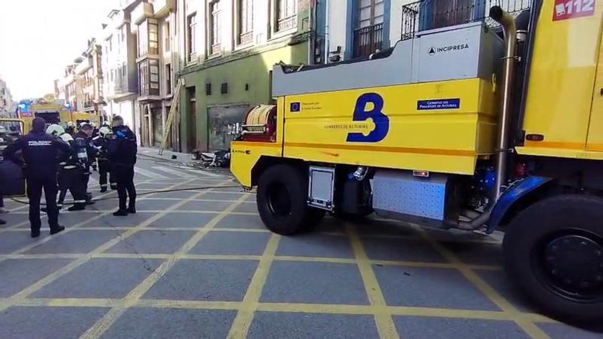 Muere un hombre en el incendio de un bazar chino de La Felguera