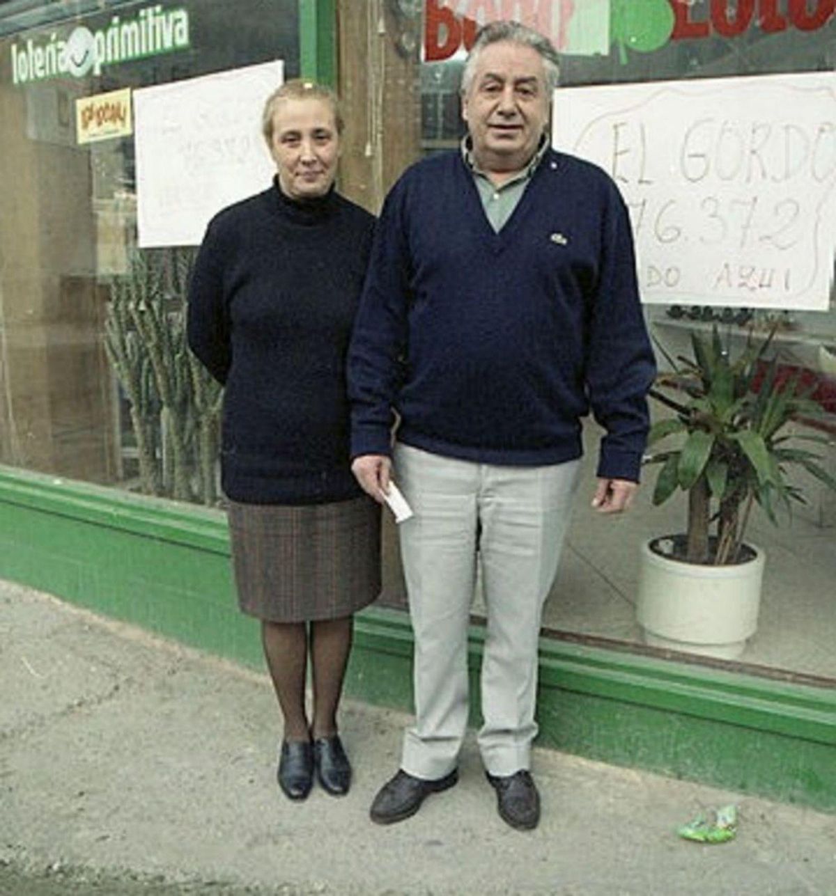 María Elena Mathé y Gil Menéndez, en 1993, ante la administración de lotería con el cartel del premio. | LNE