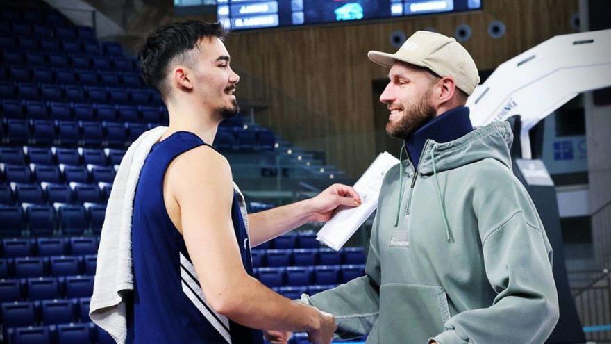 Roberto Cosialls, a la izquierda, saluda a Calvin Hermanson.  |