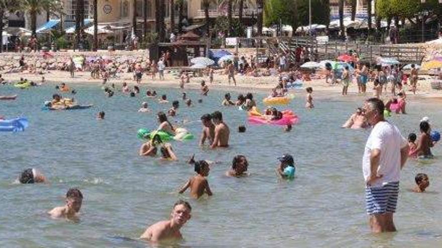 Turistas en la playa de Santa Eulària.