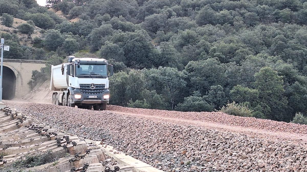 Un camión trabajando en las obras que está ejecutando Adif en la línea de Teruel en Encinacorba.