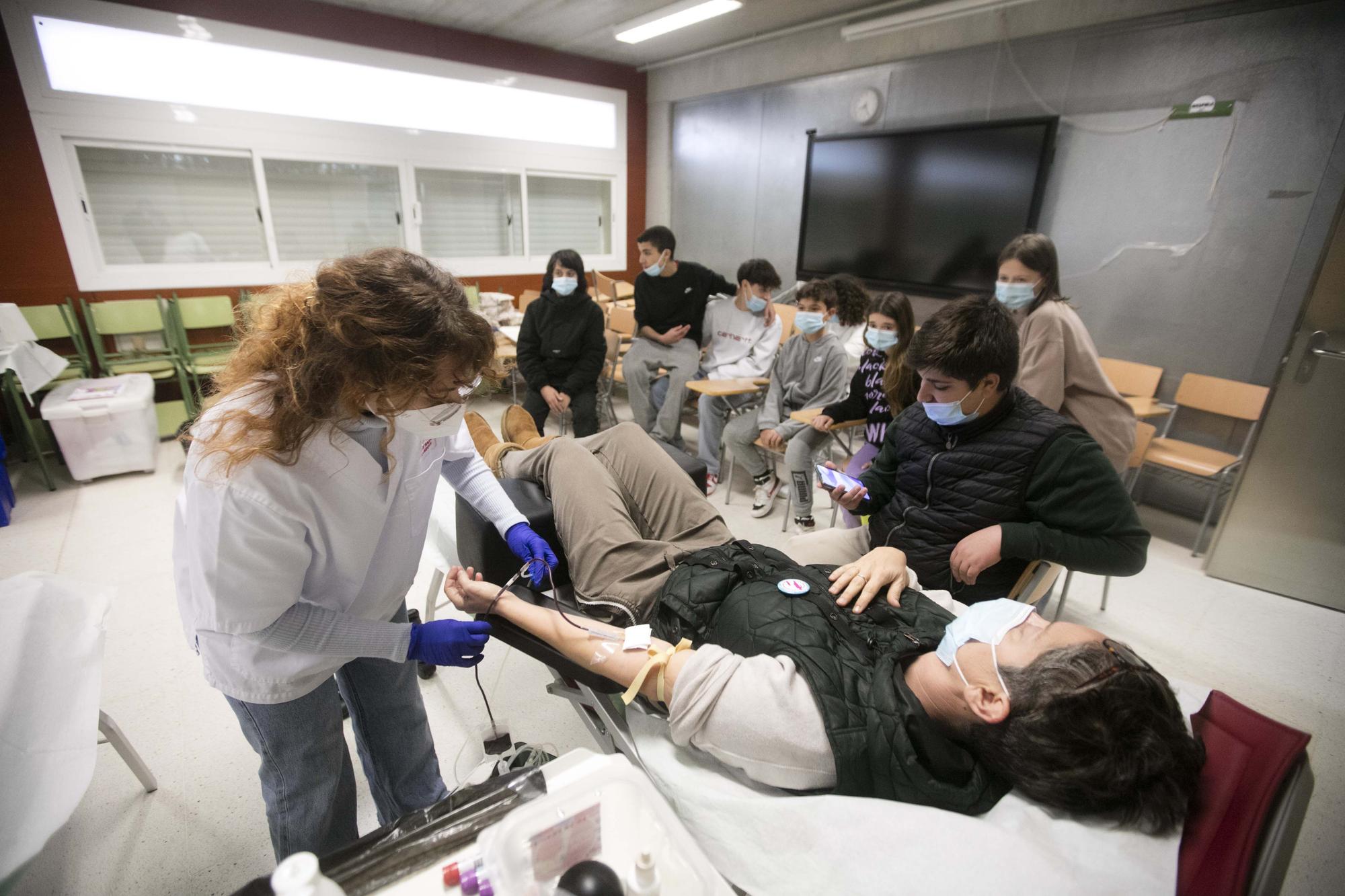 Galería de imágenes de donación de sangre en IES Balàfia