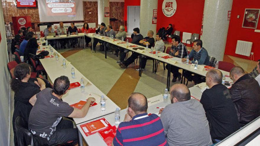 Más de cincuenta delegados del automóvil participaron en la coordinadora de UGT en Vigo.  // José Lores