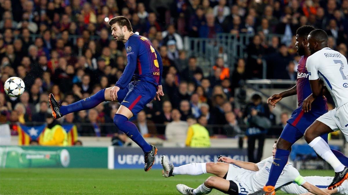 Piqué despeja un balón en el encuentro de Champions frente al Chelsea