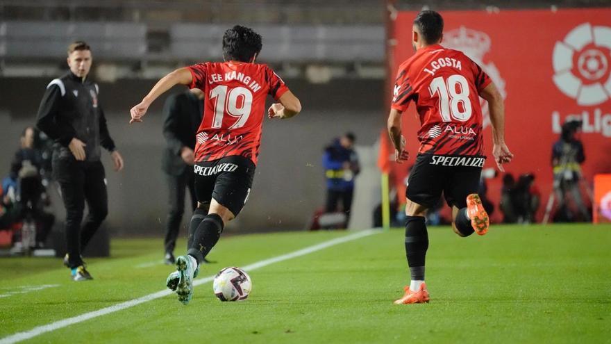 Kang y Jaume Costa, en el partido frente al Atlético en Son Moix
