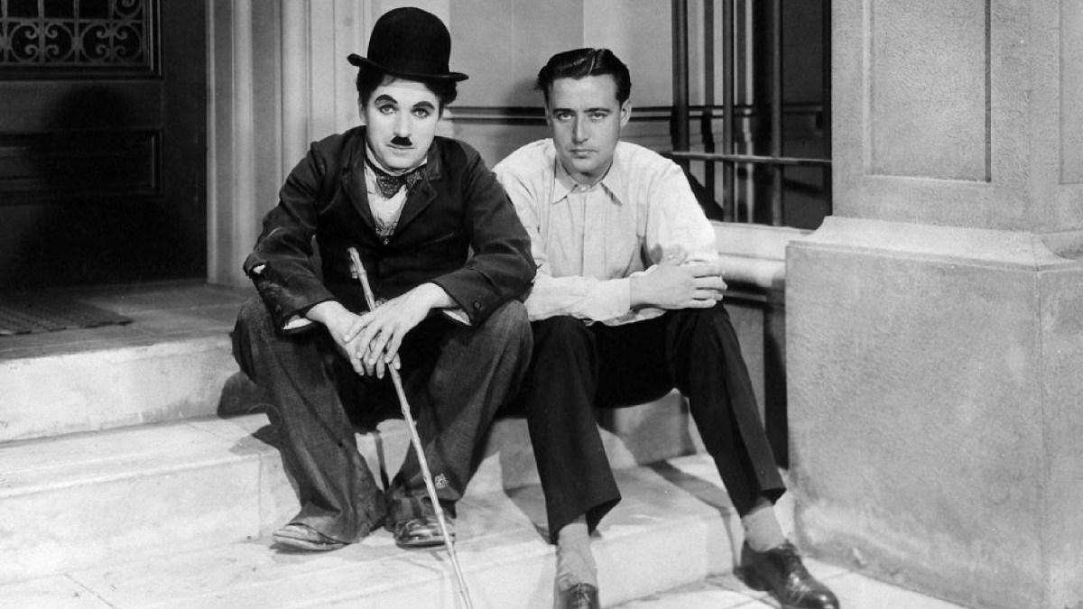 Charlie Chaplin con el madrileño Edgar Neville en un descanso del rodaje de 'Luces de la ciudad'.