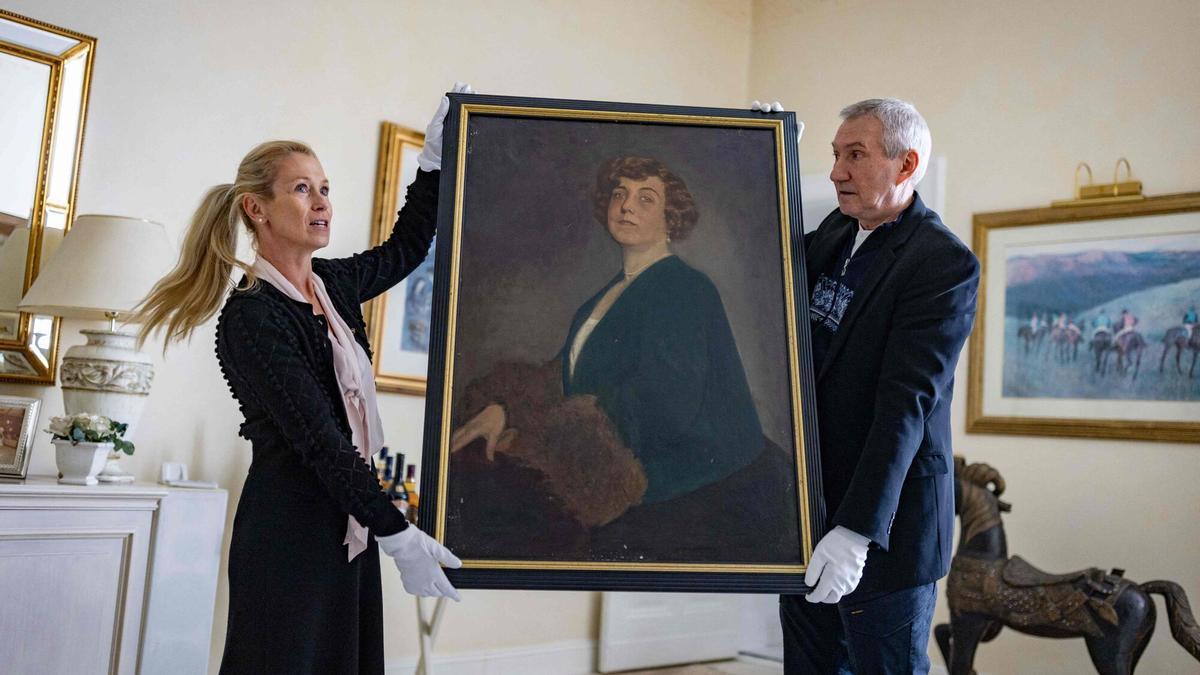 Urs Brunner y Julia Schrammel con el retrato de Madam Kitty Schmidt.