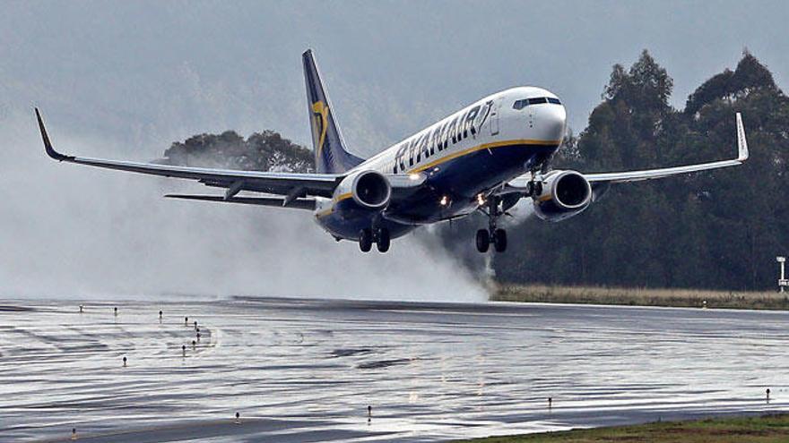 Un avión de Ryanair despega en Peinador. // Marta G. Brea