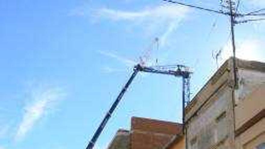 Oliva desmonta dos grúas abandonadas porque los vecinos temían que cayeran